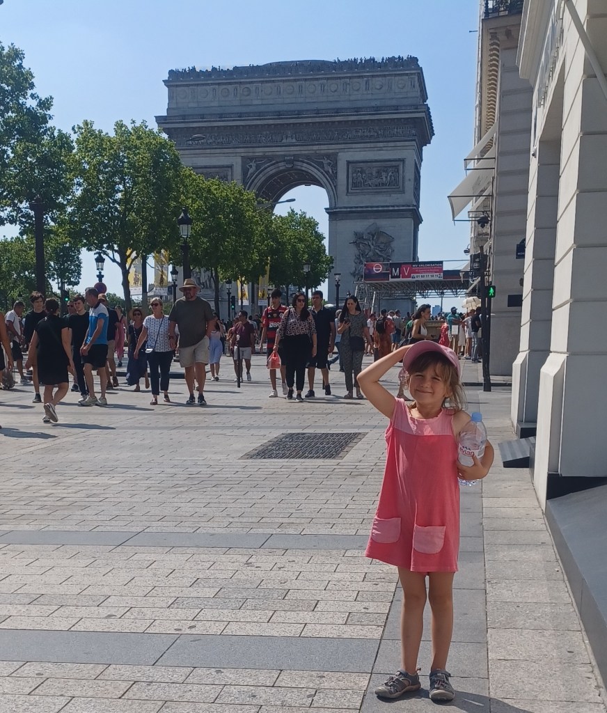 Child smiling at arc de triomphe